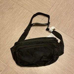NWT Havianas fanny pack.